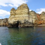 mit dem Boot entlang der Küste (Algarve)